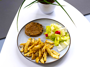 Veggie Burger s celerovými hranolky a salátkem