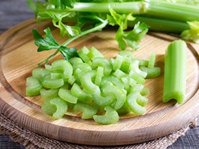 Lehounký salát z řapíkatého celeru