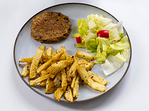 Veggie Burger s zelerovými hranolčekmi a šalátkom