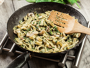 Zapečené tagliatelle se špenátem a koktejlovým párkem